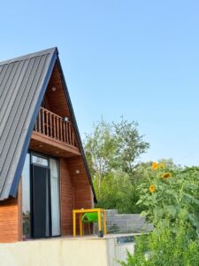 خانه مسافر – کلبه دنج خانم قدیمی کلورز