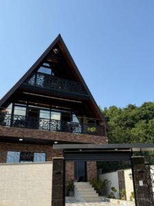 خانه مسافر – اقامتگاهی متفاوت با استخر و چشم‌انداز جنگلی در رزا