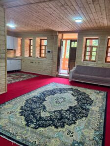 خانه مسافر – اقامتگاه چوبی استخرگاه اقامتگاهی رویایی در دل جنگل‌های استخرگاه