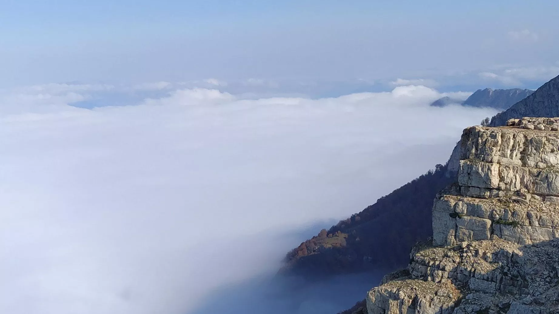 کوه درفک: بام گیلان، راهنمای کامل صعود و طبیعت گردی در قلب البرز