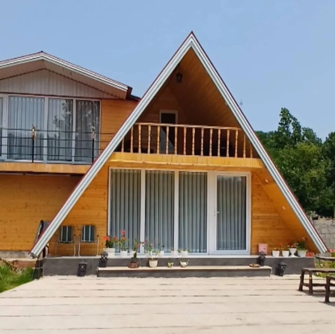 خانه مسافر – اجاره کلبه سویسی ماسال با ویوی جنگل و شالیزار | رزرو آسان در گیلان‌جا