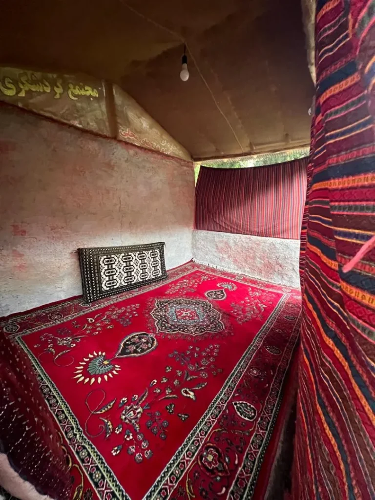 کلبه کنار دریاچه اسطلخ جان