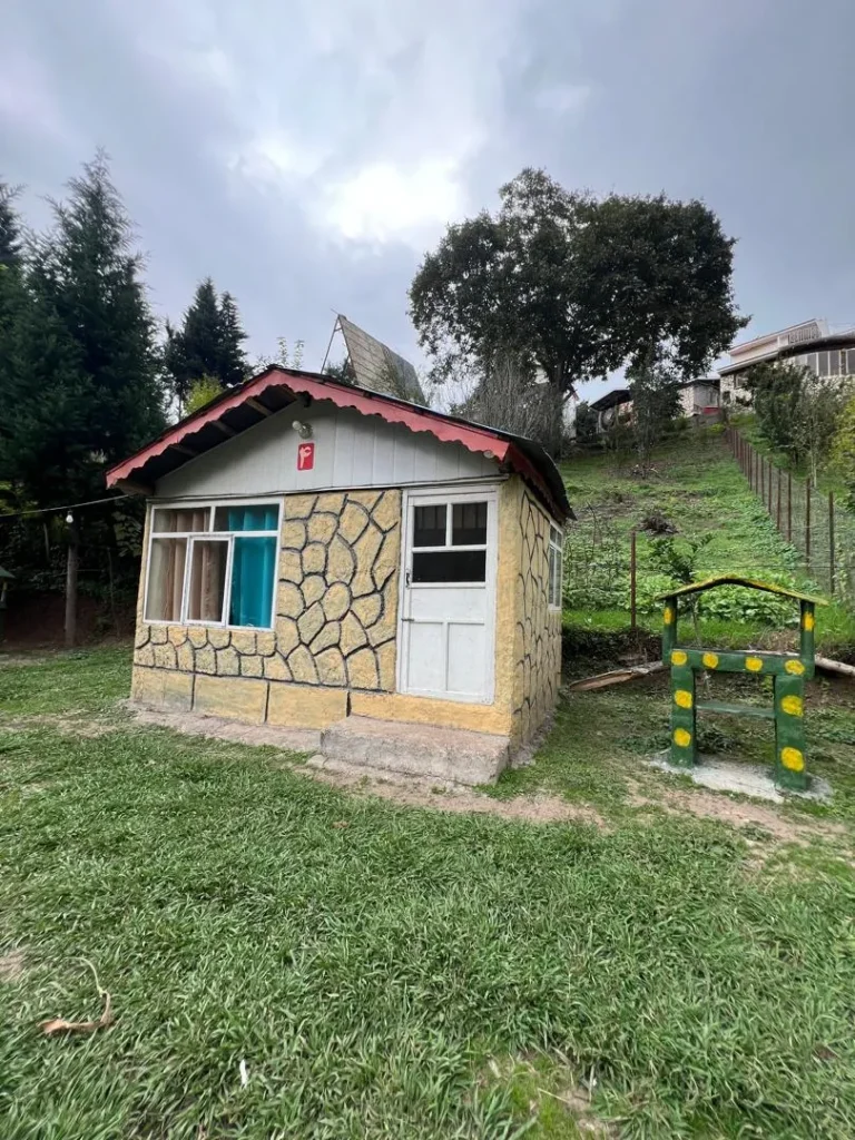 کلبه کنار دریاچه اسطلخ جان