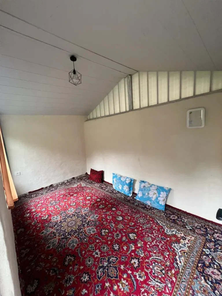 کلبه کنار دریاچه اسطلخ جان