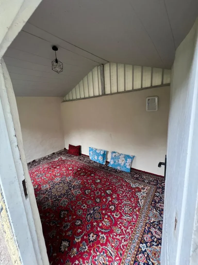 کلبه کنار دریاچه اسطلخ جان