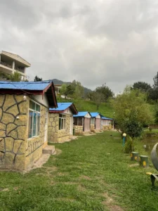 خانه مسافر – اجاره کلبه کنار دریاچه  شهران اقامتگاه بوم‌گردی با صید ماهی و آلاچیق