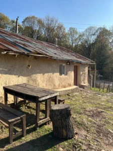 اجاره کلبه کاه‌ گلی سی‌ دشت رودبار | تجربه زندگی سنتی در دل طبیعت کد ۲۰۵